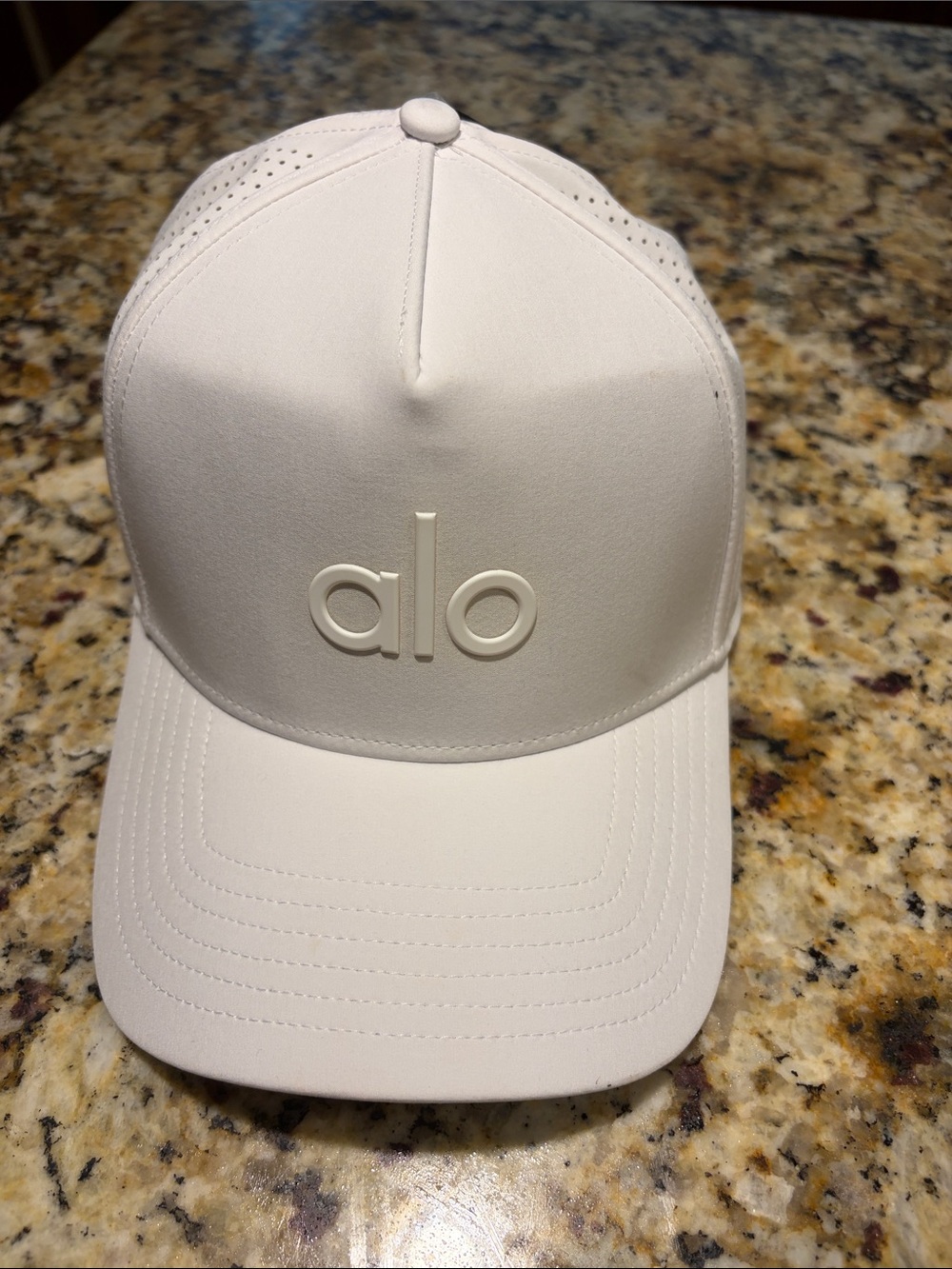 ALO Yoga Cream Logo Baseball Hat